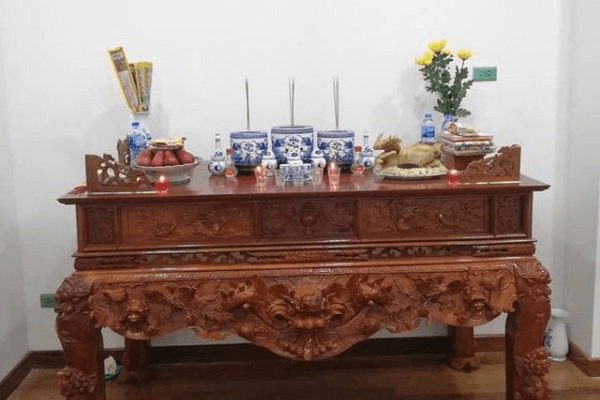Bát hương bốc cháy