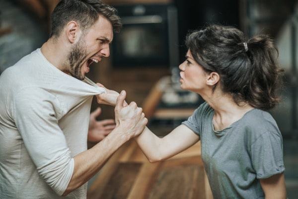 Mơ thấy đánh nhau với người khác phái