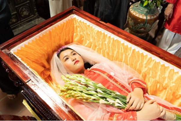 Mơ thấy bản thân chết nằm trong quan tài